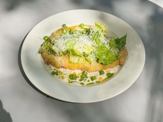 Шніцель курячий з соусом Дзадзикі