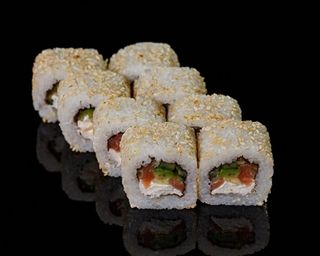 Філадельфія в кунжуті з лососем