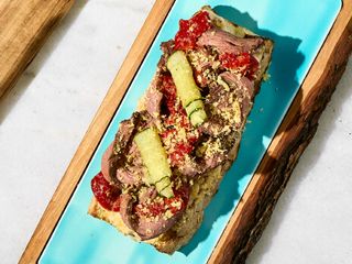 Брускета з ростбіфом тонато та в'яленим жовтком ( 220г)