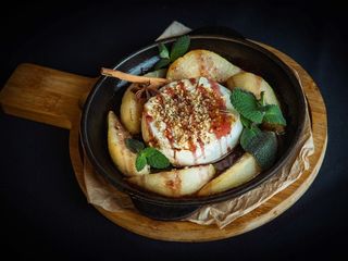 Камамбер гриль з карамелізованими мандаринами/Grilled Camembert with caramelized  tangerines (300g)