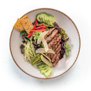 Salata sa telećim odreskom i dresingom od senfa