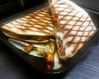 Kurrito (4 grillowane trójkąty z tortilli) l