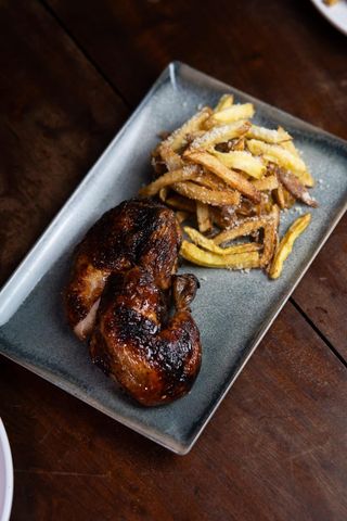 Pui crocant cu cartofi prajiti