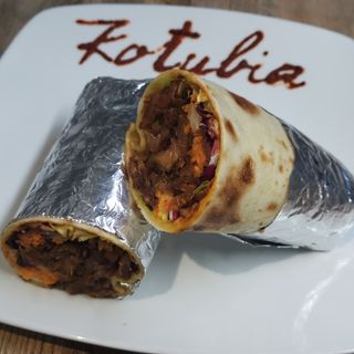 Piadina araba kebab completa di verdure, piccante e yogurt