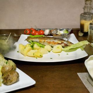 Pastrav la gratar cu cartofi natur