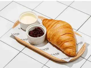Croissant classic cu unt si dulceata de coacaza