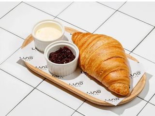 Croissant classic cu unt si dulceata de coacaza