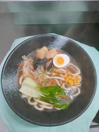 133. Ramen brodo con verdure