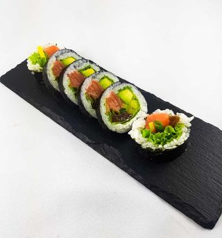 08.Futomaki z łososiem i warzywami 6szt.