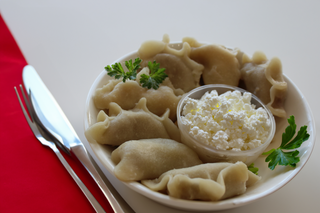 Pierogi mrożone z twarogiem i wiśniami 