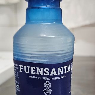 Agua mineral pequeña