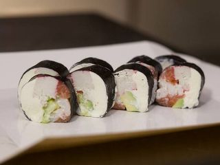 Фірмовий рол з лососем та тигровою креветкою (250г)