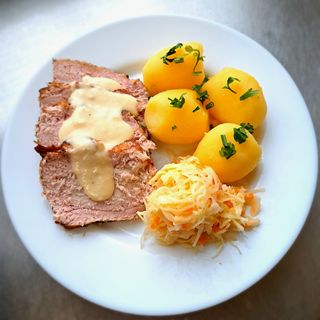 Sztuka mięsa w sosie chrzanowym