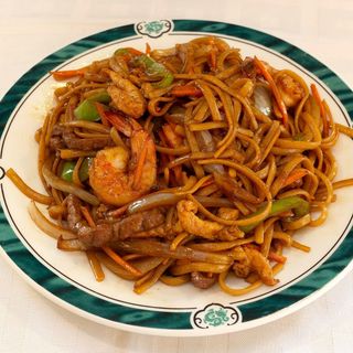 Tallarines fritos tres delicias