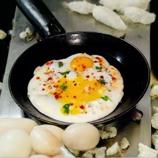 2 Eggs Fried / Macho