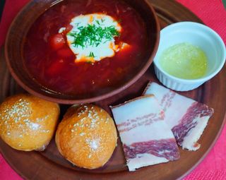 Борщ український з пампушками (200/50г)