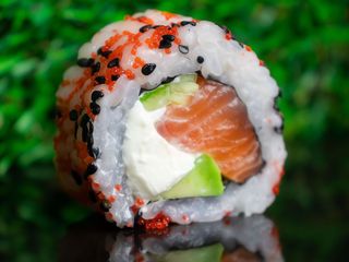 Uramaki z łososiem 8 szt.