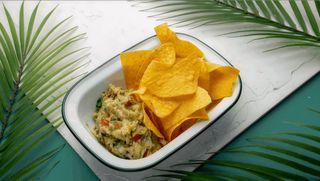 Domowe guacamole z nachos