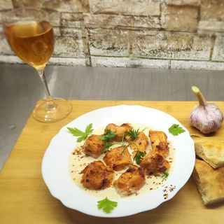 ქათმის მწვადი შქმერულის სოუსში