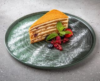 Medovik cu vișine și nuci