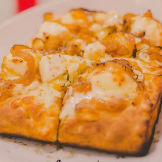 Focaccia Bruschetta queso de cabra y cebolla caramelizada