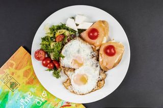 Jaja na oko sa dimljenom pastrmkom