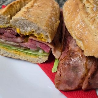 Bocadillo criollo, bacon y cheddar