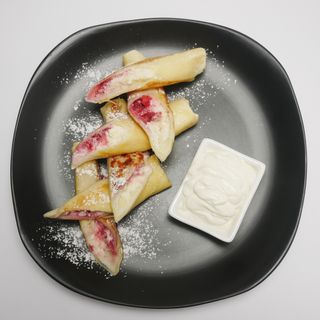 Млинці з полуницею та сиром (250г)