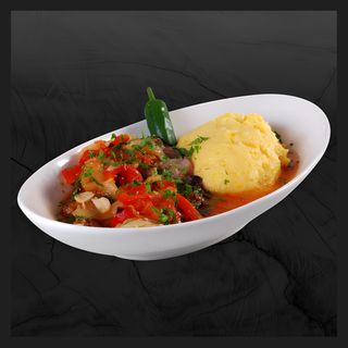 Saramura de pui cu mujdei si mamaliga