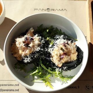 Чорні млинці з куркою та в'яленими томатами