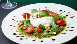 Burrata cu rosii si nuci