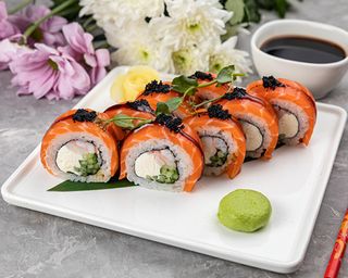 Рол зі слабосоленим лососем та креветкою 