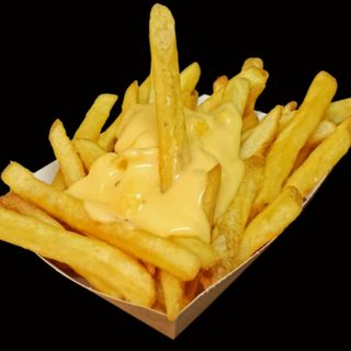 Patatas fritas con queso cheddar