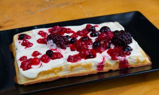 Waffles Cu Ciocolată Albă Și Fructe De Pădure