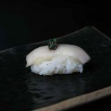 Nigiri de pez escolar negro trufado