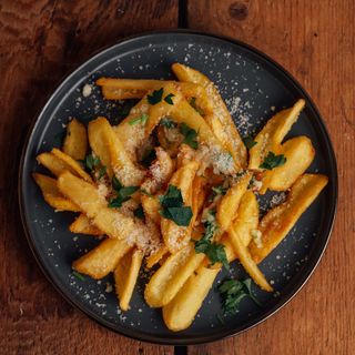 Cartofi prăjiți cu usturoi parmezan și pătrunjel