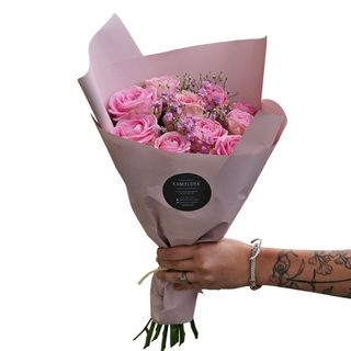 Bukiet z 5 Krótkich Różowych Róż z dekoracją i kryzą 