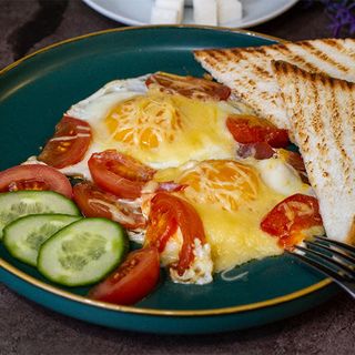 Глазунья с помидорами и сыром