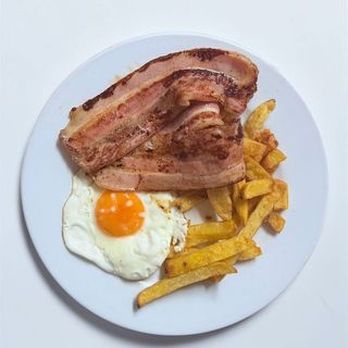Desayuno de 2 huevos fritos con bacon y patatas fritas