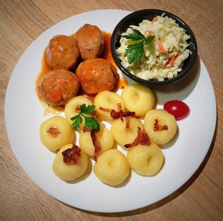 Klopsiki wp. z kluskami śląskimi i surówką + zupa