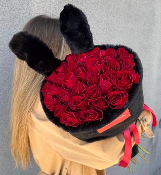 29 червоних троянд в чорному пакуванні 