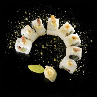 Урамаки с хрупкава кожа от сьомга (8бр)