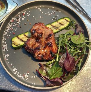 Ceafa de porc cu zucchini prajit