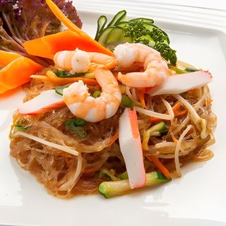 Spaghetti di soia con gamberi e verdure