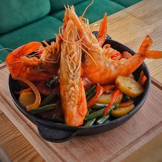 Фірмова пательня з королевськими криветками