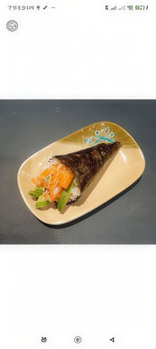 Temaki De Salmón Y Aguacate