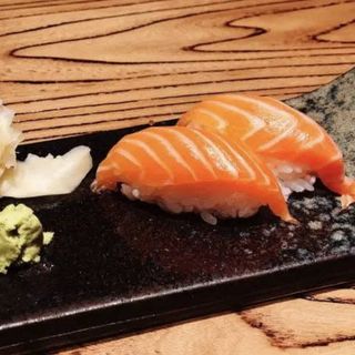 1. Nigiri Salmón (2 Pzs.)