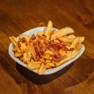 Cartofi prajiti cu sos cheddar si guanciale