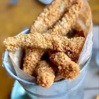 Tiras De Pollo Crujiente Con Salsa De Miel Y Mostaza