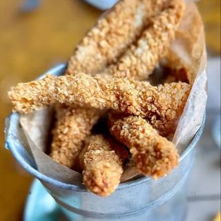 Tiras De Pollo Crujiente Con Salsa De Miel Y Mostaza